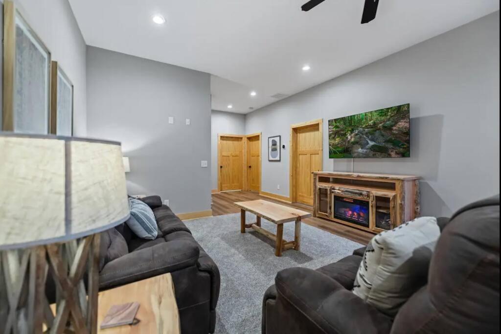 Peaceful Modern In Ellijay