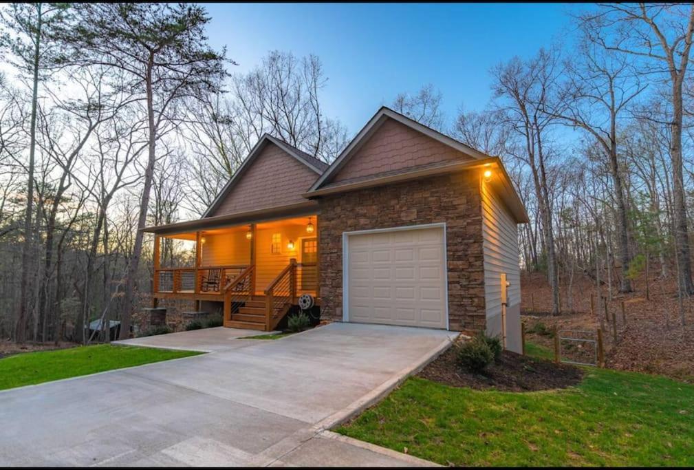 Peaceful Modern In Ellijay