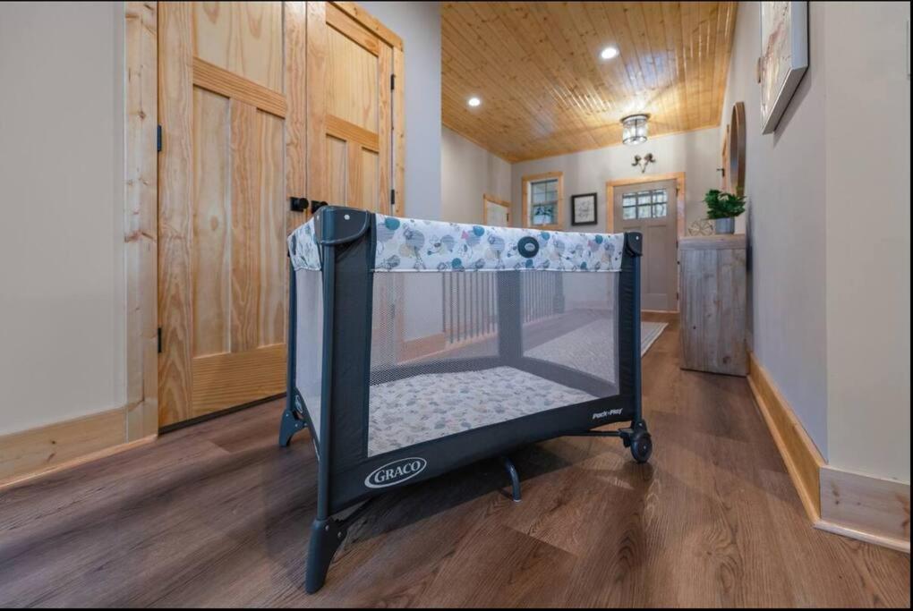 Peaceful Modern In Ellijay